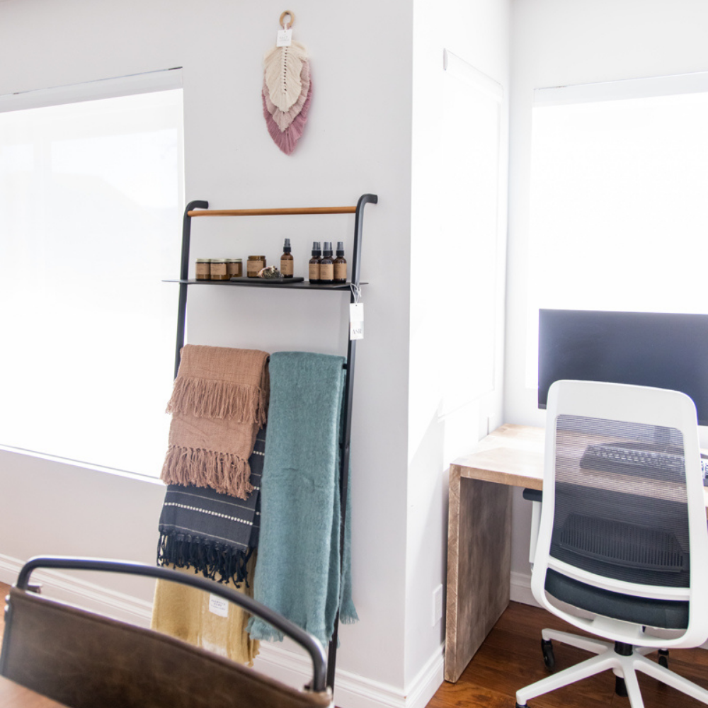 Leaning Ladder With Shelf